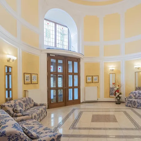 Flora Hotel 3*